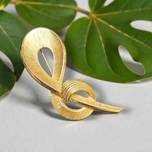 Trifari Vintage Gold Tone‎ Abstract Swirl Pin Brooch